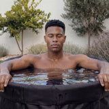 Hombre utilizando la bañera de hielo Frost Polar XXL en exterior
