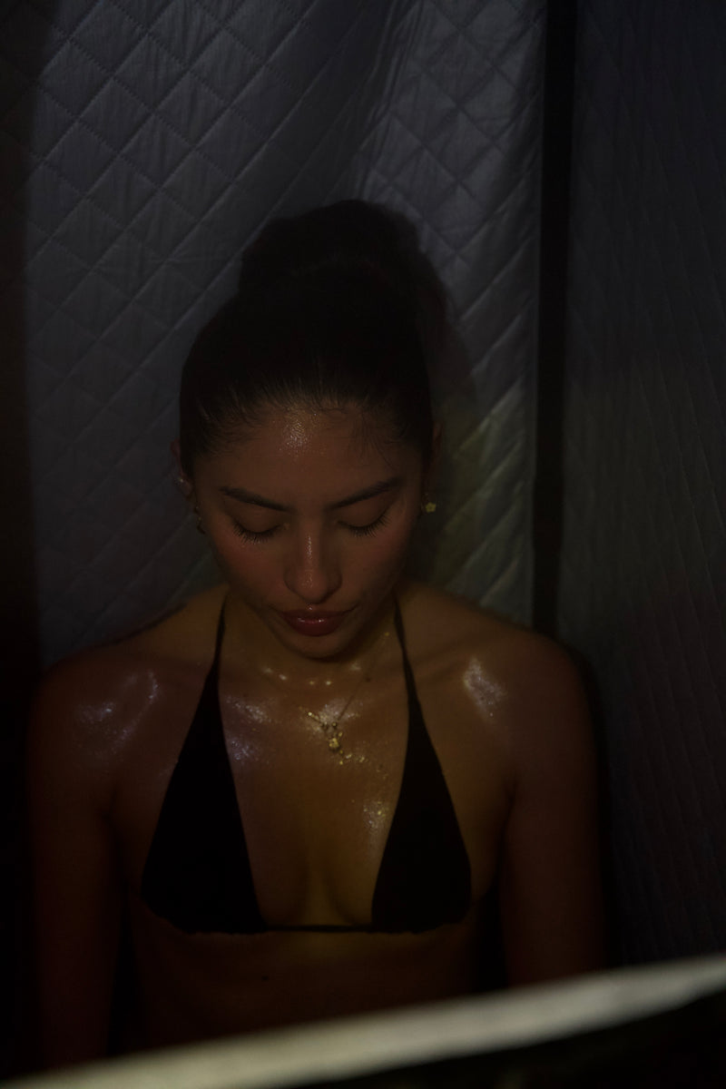 Mujer disfrutando sesión de sauna Thermopolar para bienestar y relajación